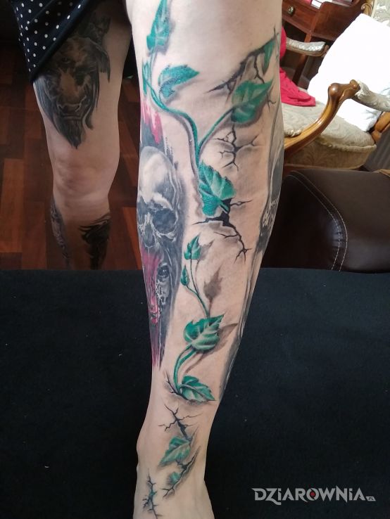 Tatuaż bluszcz w motywie kwiaty i stylu realistyczne na nodze