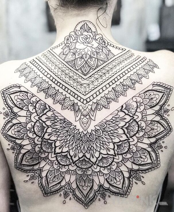Tattoo Madale in black and gray motif and geometric style on the shoulder blades