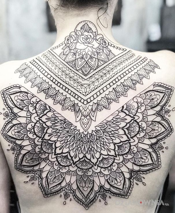 Tatuaż madale w motywie ornamenty i stylu geometryczne na łopatkach