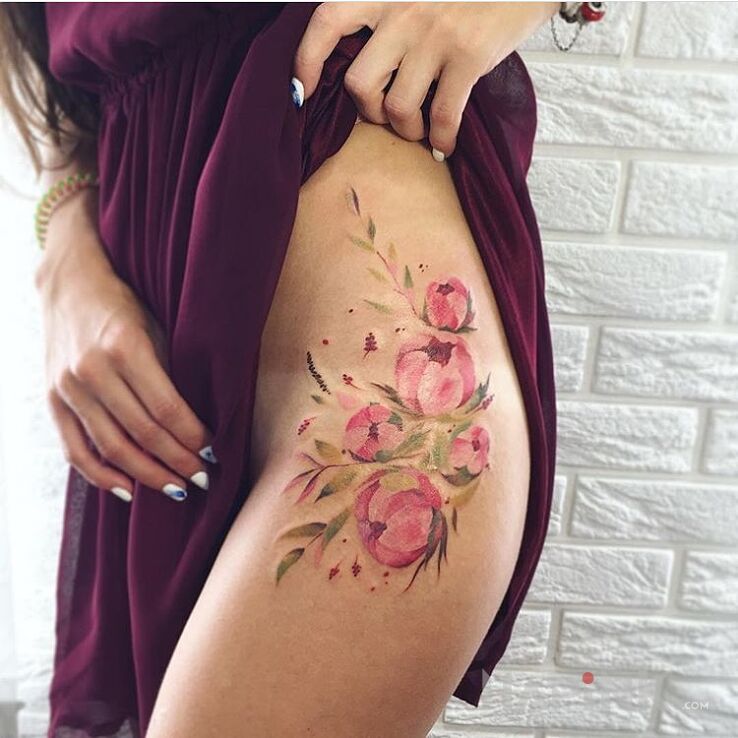 Tattoo Delikatne kwiaty in sexy motif and realistic style on the leg