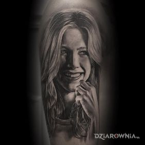 Tatuaż Jennifer Aniston na ramieniu motyw: 3D styl: realistyczne