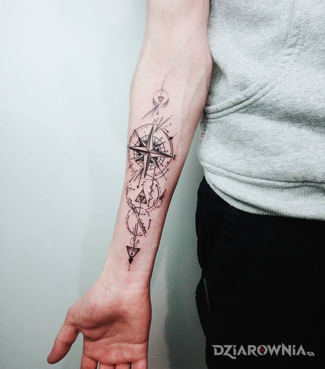Tatuaż róża wiatrów w motywie pozostałe i stylu graficzne / ilustracyjne na przedramieniu