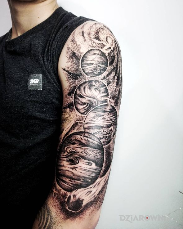 Tatuaż koosmos w motywie czarno-szare i stylu dotwork na ramieniu