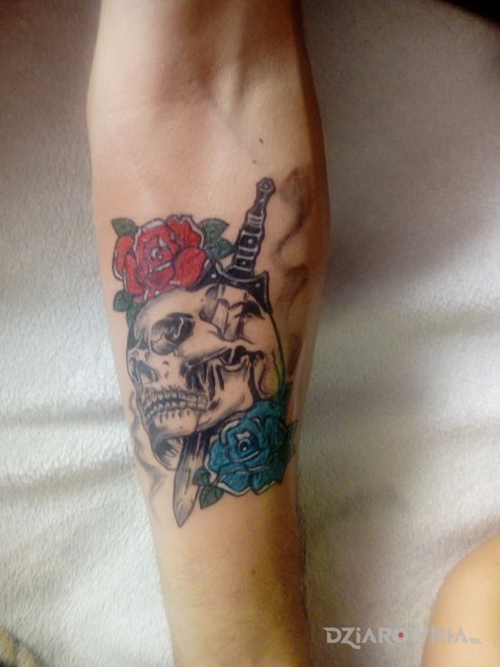 Tatuaż czaszka w motywie kwiaty i stylu graficzne / ilustracyjne na przedramieniu