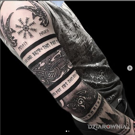 Tatuaż runiczny rękaw w motywie napisy i stylu celtyckie / nordyckie na ramieniu
