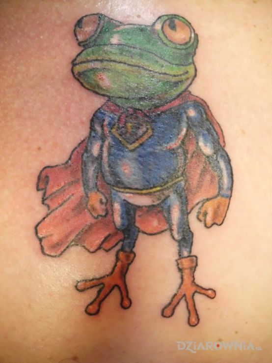 Tatuaż super frog w motywie postacie na ramieniu