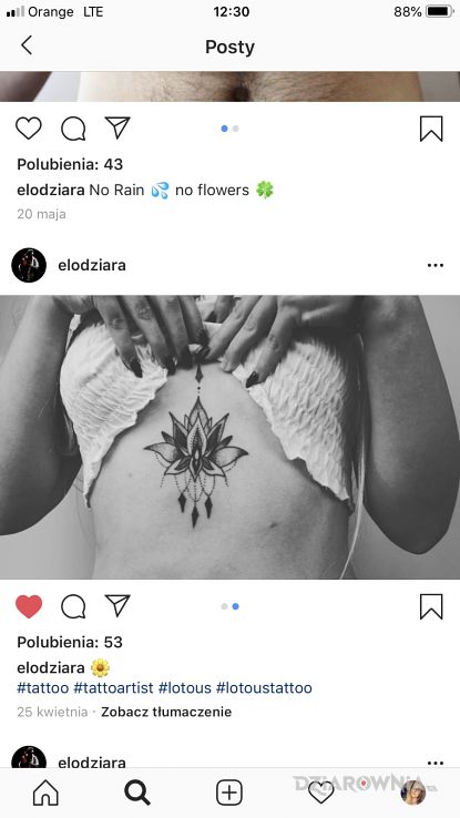 Tatuaż kwiat lotosu w motywie kwiaty i stylu graficzne / ilustracyjne na brzuchu