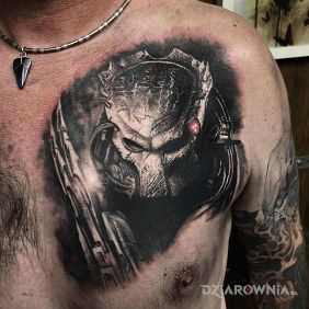 Tatuaż Predator w hełmie na klatce motyw: postacie styl: realistyczne