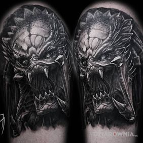 Tatuaż Groźna mina predatora na ramieniu motyw: science fiction styl: realistyczne