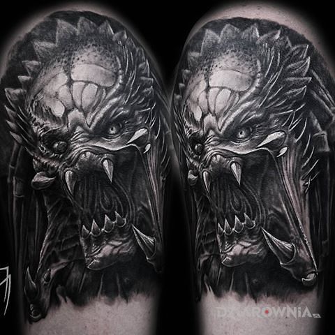Tatuaż groźna mina predatora w motywie czarno-szare i stylu realistyczne na ramieniu