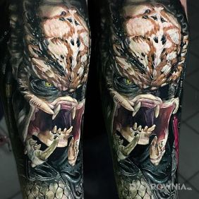 Tatuaż Predator jak zywy na przedramieniu motyw: 3D styl: realistyczne