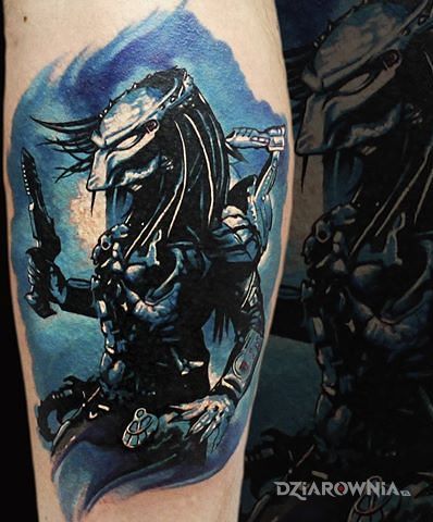 Tatuaż caly predator w motywie kolorowe i stylu realistyczne na przedramieniu