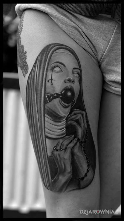 Tatuaż taka inna zakonnica w motywie mroczne i stylu realistyczne na nodze