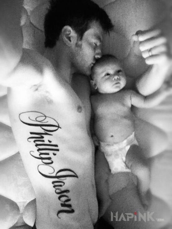 Tattoo Phillip Jason in lettering motif on the ribs
