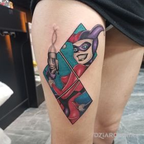 Tatuaż Harley Quinn z kreskówki na nodze motyw: kolorowe styl: kreskówkowe / komiksowe