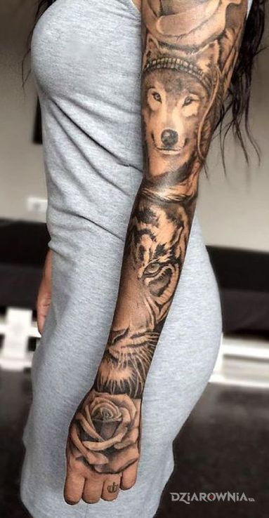 Tatuaż wilk i tygrys w motywie czarno-szare i stylu realistyczne na ramieniu