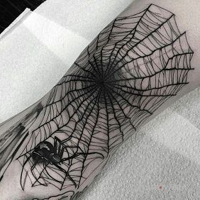 Tatuaż Duża pajęczyna na kolanie motyw: czarno-szare styl: graficzne / ilustracyjne