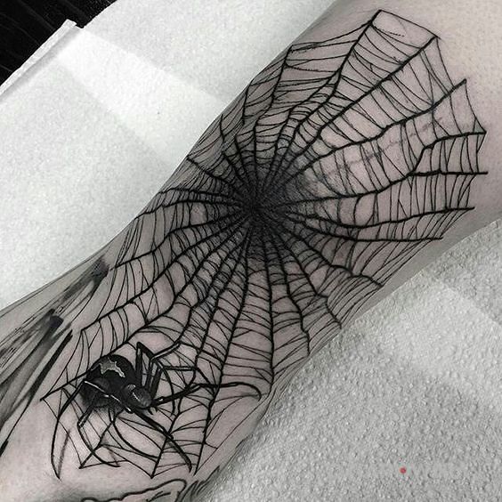 Tatuaż duża pajęczyna w motywie czarno-szare i stylu graficzne / ilustracyjne na kolanie