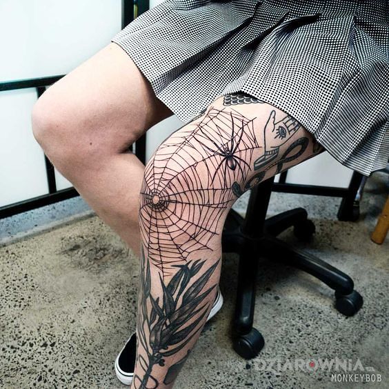 Tatuaż pajęczyna na kolanie w motywie czarno-szare i stylu graficzne / ilustracyjne na kolanie
