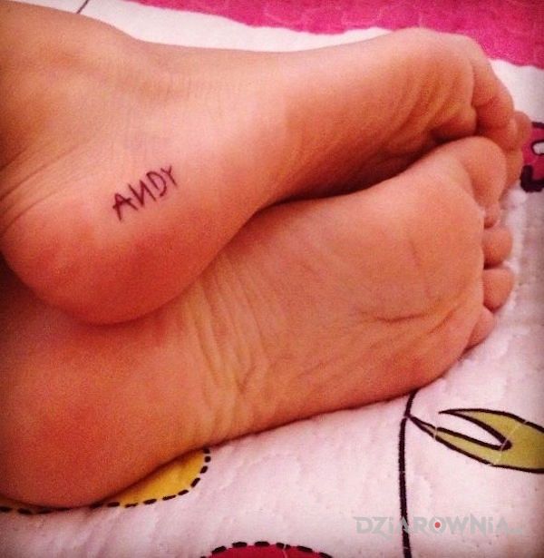 Tatuaż andy w motywie napisy na stopie