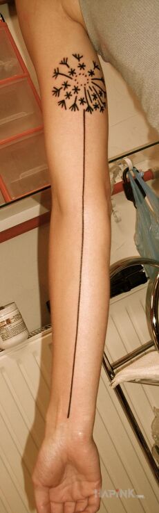 Tattoo Prosty dmuchawiec in flowers motif and contour / linework style on the forearm
