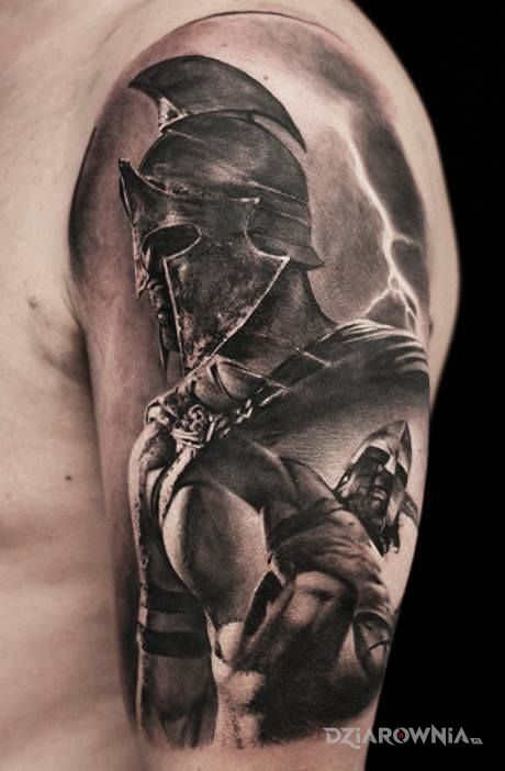 Tatuaż dwie perspektywy w motywie postacie i stylu realistyczne na ramieniu