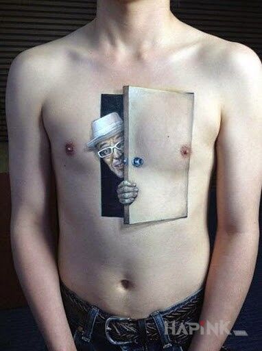 Tattoo Ciekawski koleś in 3D motif on the chest