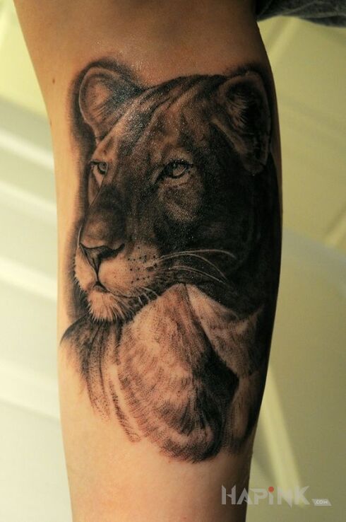 Tattoo Spokojna królowa in animals motif and realistic style on the forearm