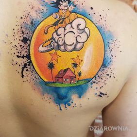 Tatuaż Lot chmurka na łopatkach motyw: kolorowe styl: graficzne / ilustracyjne