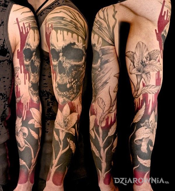 Tatuaż czaszka i kwiatki w motywie rękawy na ramieniu