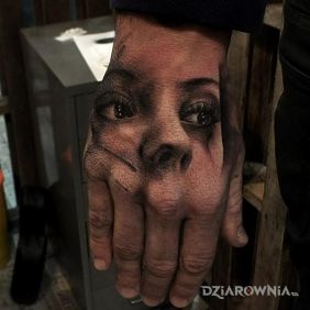Tatuaż Portret na dłoni motyw: twarze