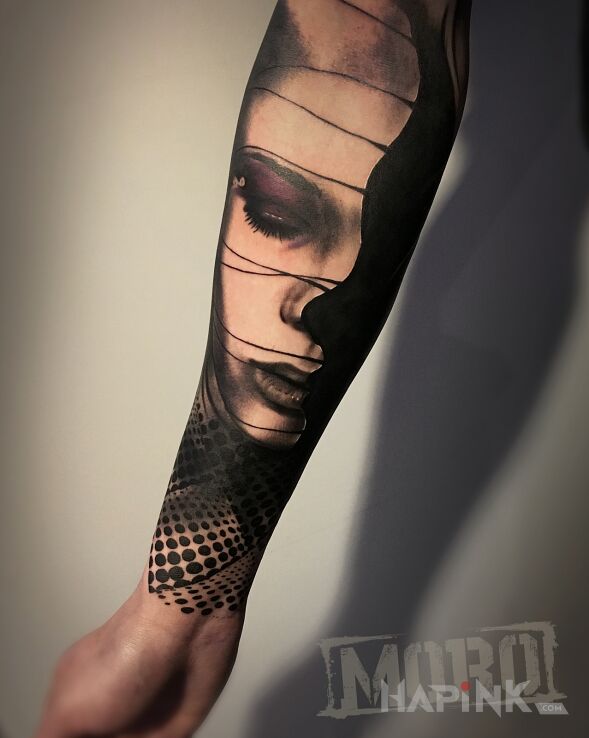 Tattoo Realizm i grafika in 3D motif and realistic style on the forearm
