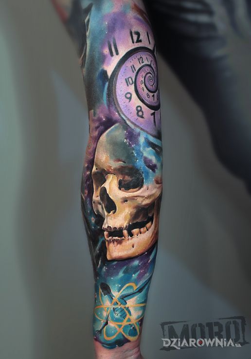 Tatuaż kolorowy rękaw czaszkazegar w motywie czaszki i stylu realistyczne na ramieniu
