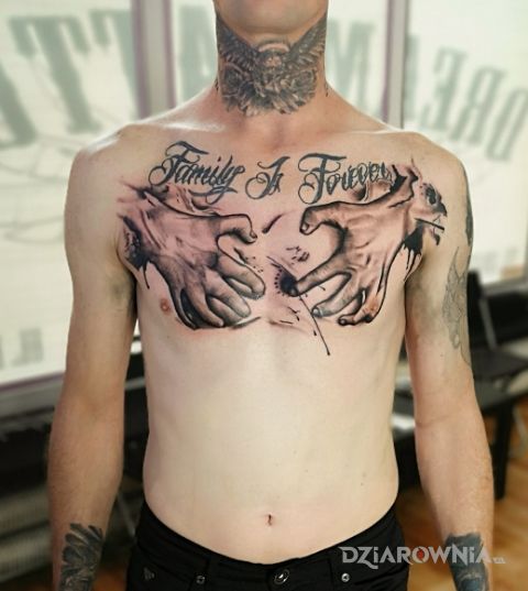 Tatuaż dlonie na klatce piersiowej w motywie czarno-szare i stylu kaligrafia na obojczyku