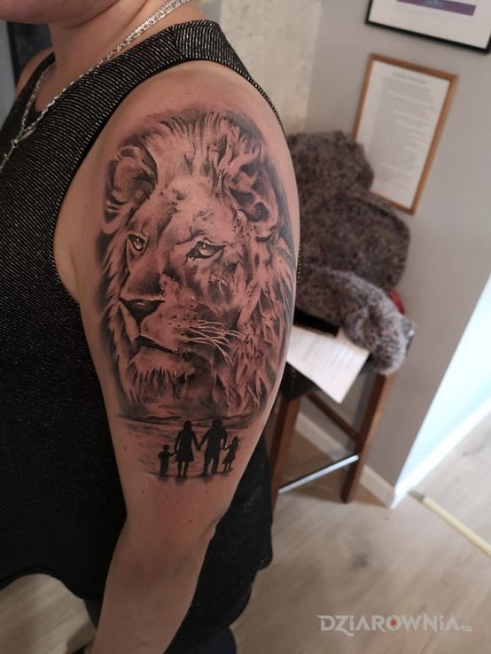 Tatuaż lew i rodzina w motywie postacie i stylu realistyczne na ramieniu