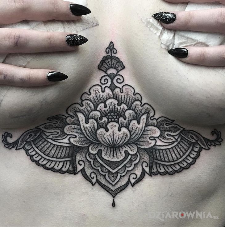 Tatuaż kwiat lotosu w motywie kwiaty na brzuchu