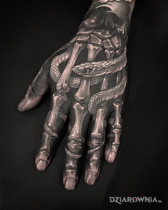 Tatuaż wężyk między palcami w motywie czarno-szare i stylu realistyczne na dłoni