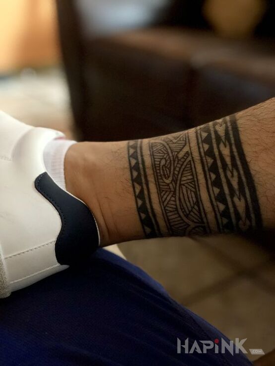 Tattoo 3 bransolety in black and gray motif and Polynesian style on the leg