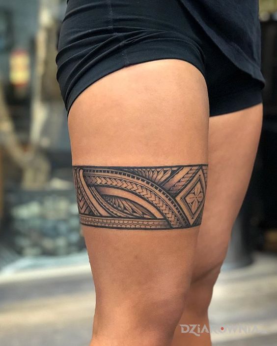 Tatuaż kolejna bransoleta w motywie czarno-szare i stylu polinezyjskie na nodze