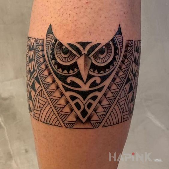 Tattoo Polinezyjska sowa in black and gray motif and Polynesian style on the forearm