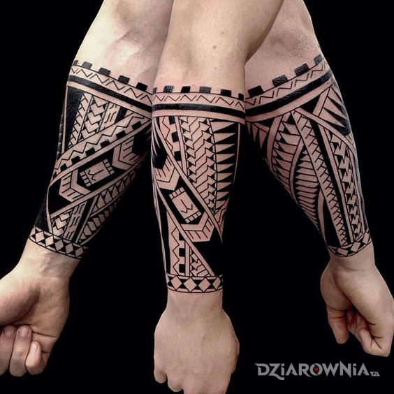 Tatuaż tatuaz dla wojownika w motywie czarno-szare i stylu polinezyjskie na przedramieniu
