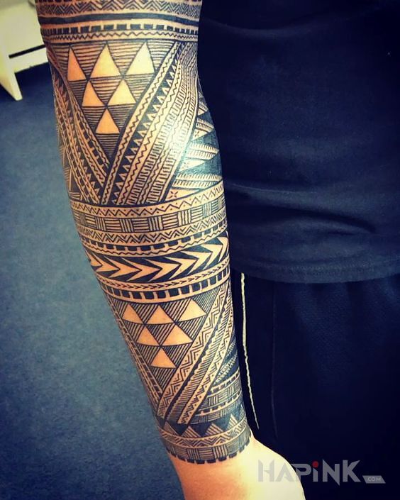 Tattoo Trojkaty polinezji in black and gray motif and Polynesian style on the forearm
