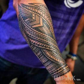 Tattoo Polynesian interlacing on the forearm motif: black and gray style: Polynesian