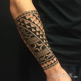 Tattoo Polynesian pattern on the forearm motif: black and gray style: Polynesian