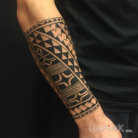Tattoo Wzor polinezyjski in black and gray motif and Polynesian style on the forearm