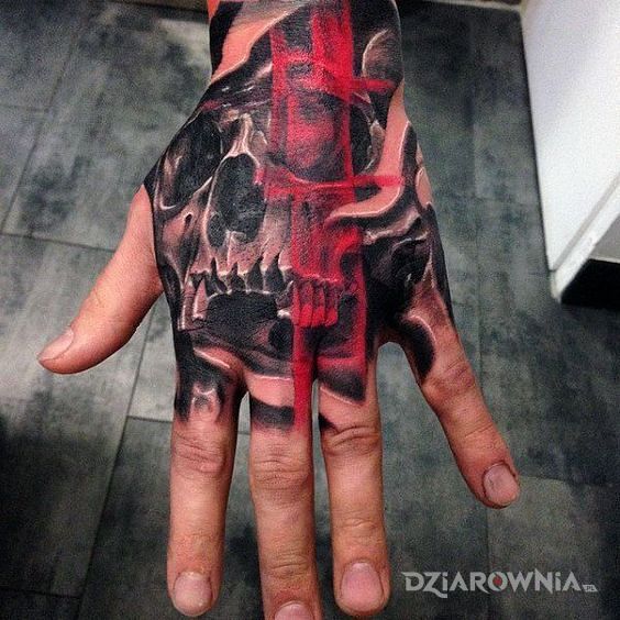 Tatuaż czasza na grabie w motywie czaszki i stylu trash polka na dłoni