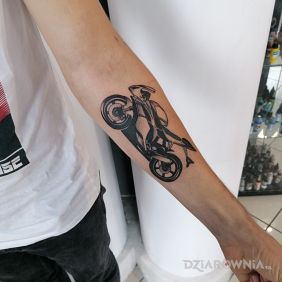 Tatuaż Mój nowy motocykl na przedramieniu motyw: motoryzacja styl: realistyczne