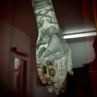 Kilka tatuaży na dłoni