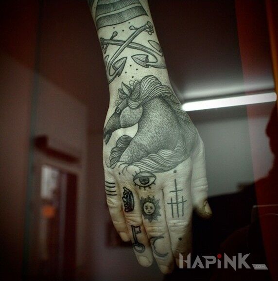 Tattoo Kilka tatuaży na dłoni in animals motif on the hand