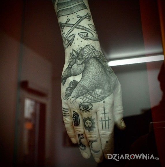 Tatuaż kilka tatuaży na dłoni w motywie zwierzęta na dłoni